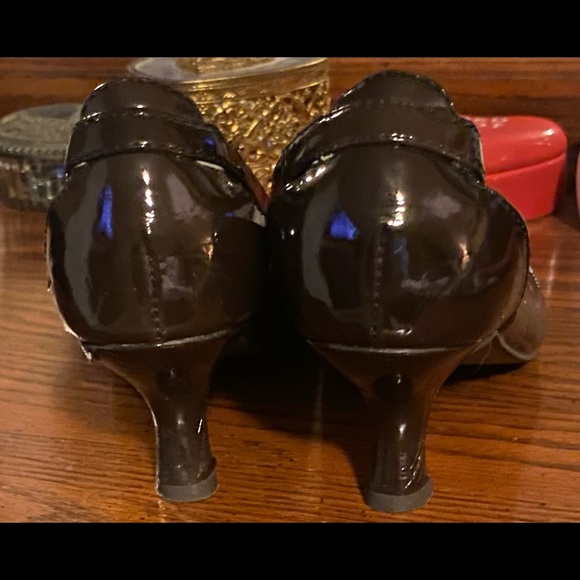 Brown w/buckle patent leather kitten heels. Size 6 1/2 - Picture 4 of 6